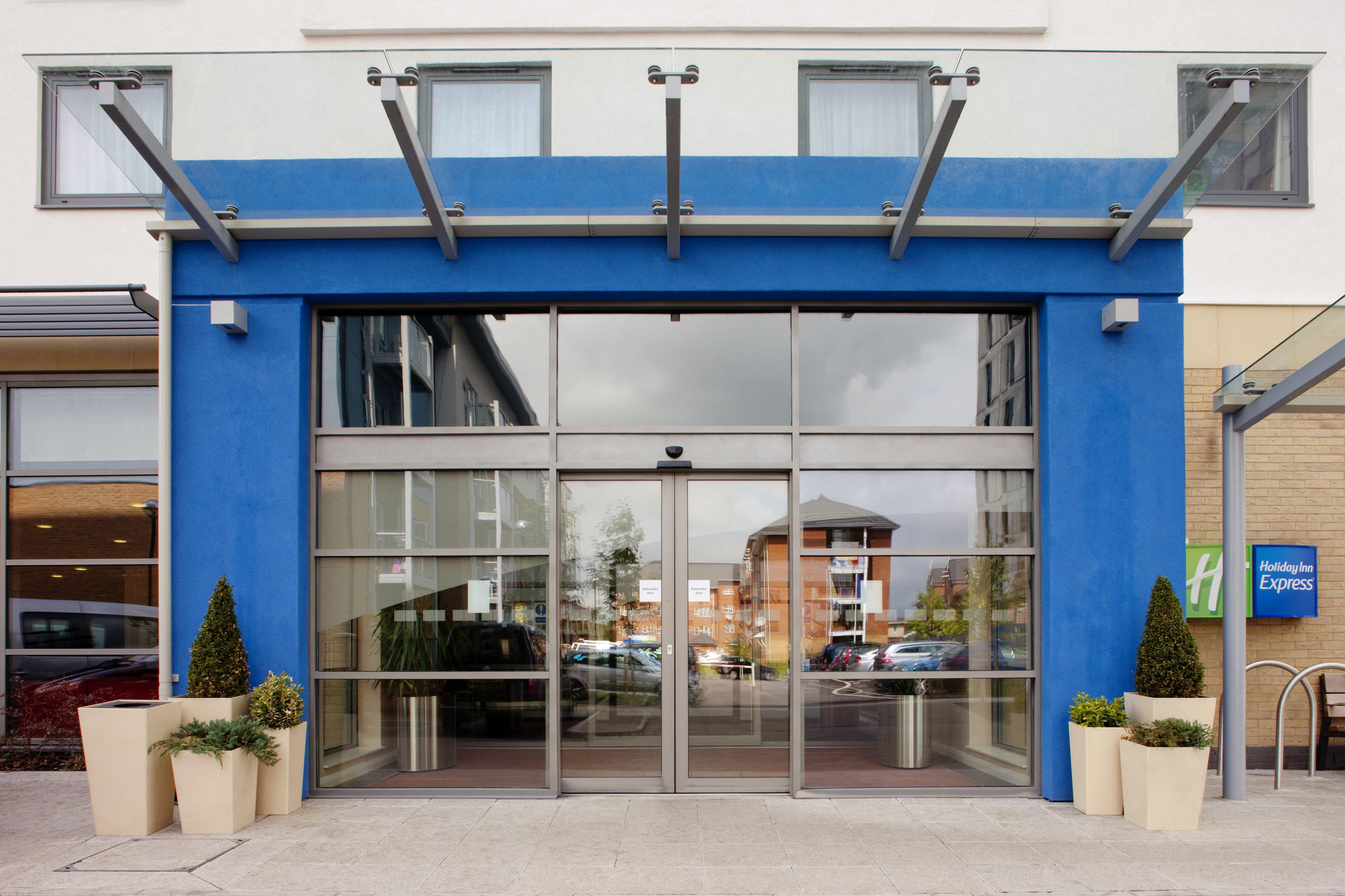 Holiday Inn Express Slough Exteriör bild