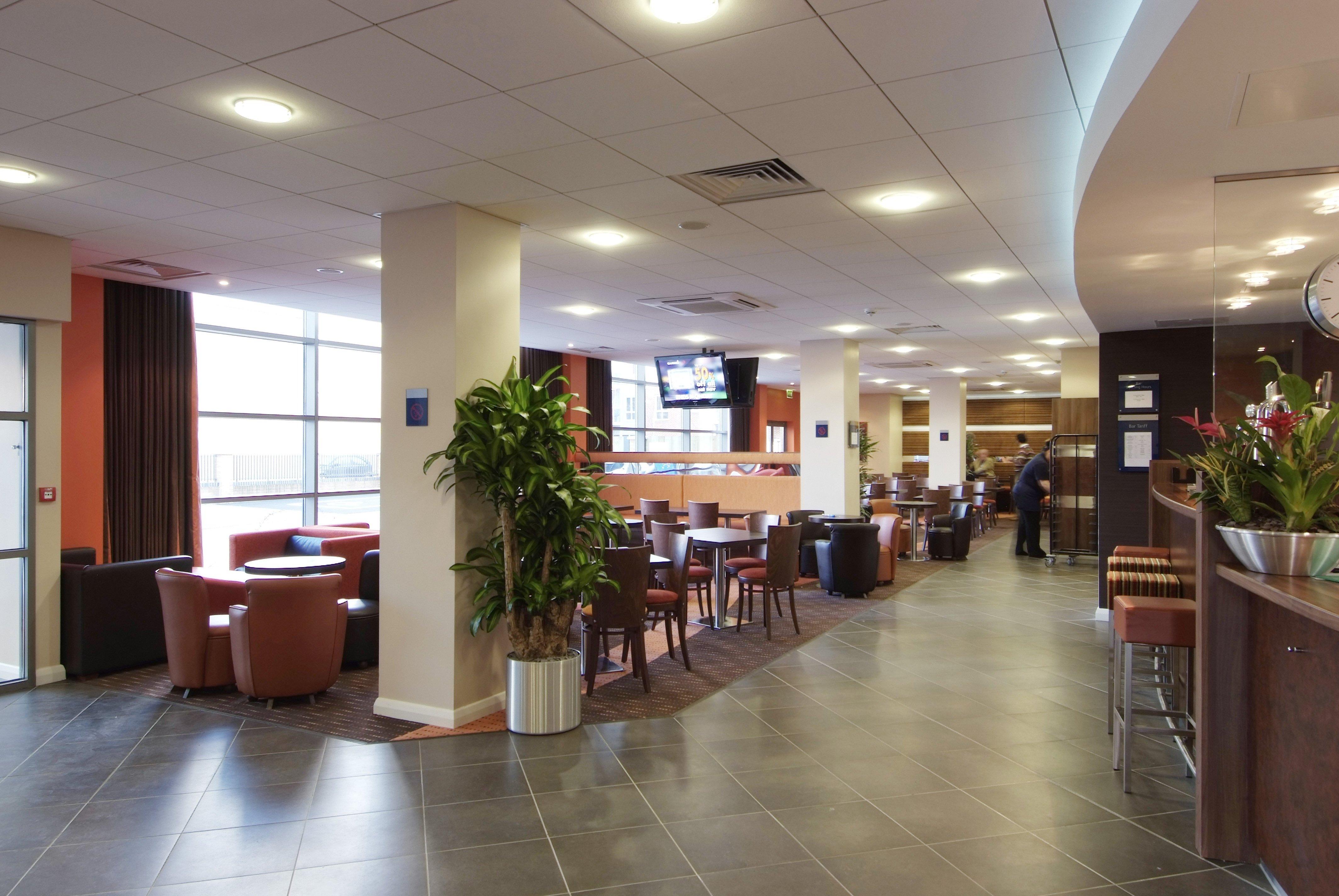 Holiday Inn Express Slough Exteriör bild
